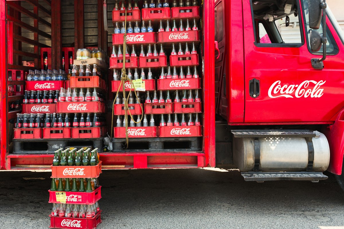 Coca-Cola FEMSA expandió 25 % su ruteo dinámico. El anuncio no dice desde qué base.